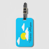 Lachende zon met pluizige wolken: Turquoise Bagagelabel (Voorkant (verticaal))