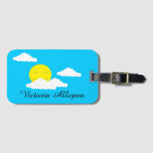 Lachende zon met pluizige wolken: Turquoise Bagagelabel (Voorkant (horizontaal))