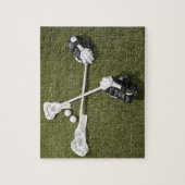 Lacrosse sticks, handschoenen en kogelballen op ku legpuzzel (Verticaal)