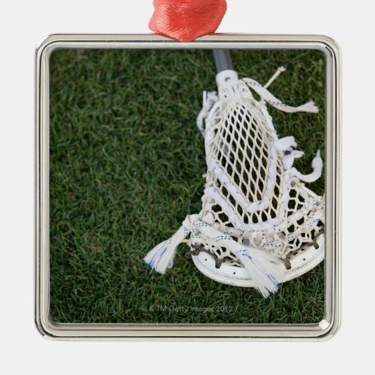 Lacrosse stokje op gras metalen ornament (Voorkant)