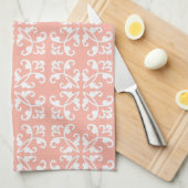 Lacy cutwork, wit boven perzikse zwitserse stippen theedoek (Quarter Fold)