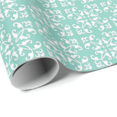 Lacy-cutwork, wit over zeemaand groen cadeaupapier (Rol Hoek)