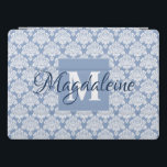 Lacy Dusty Blue Damask Monogram & Naam Vrouwelijk iPad Pro Cover<br><div class="desc">Deze prachtige iPad case heeft een klassiek wit damast patroon over een lichtblauwe grijze achtergrond. Het ontwerp is gepersonaliseerd met een monogram initiaal letter en een aanpasbare naam. Perfect voor werk of school,  of elke vrouw die een  vrouwelijk hoesje wil met een eenvoudig maar elegant ontwerp.</div>