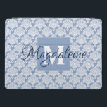 Lacy Dusty Blue Damask Monogram & Naam Vrouwelijk iPad Pro Cover<br><div class="desc">Deze prachtige iPad case heeft een klassiek wit damast patroon over een lichtblauwe grijze achtergrond. Het ontwerp is gepersonaliseerd met een monogram initiaal letter en een aanpasbare naam. Perfect voor werk of school,  of elke vrouw die een  vrouwelijk hoesje wil met een eenvoudig maar elegant ontwerp.</div>
