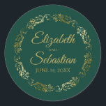 Lacy Gold Filigree Elegant Emerald Green Wedding Ronde Sticker<br><div class="desc">Deze elegante bruiloft stickers zijn voorzien van fancy gouden scripttekst op een smaragdgroene achtergrond met een lacy gold faux folie floral border. De tekst is volledig aanpasbaar en bevat de namen van het bruiloft en de trouwdatum. Ideaal als favoriete labels of envelopzegels!</div>