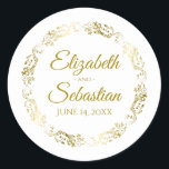 Lacy Gold Filigree Elegant Wedding Favor Ronde Sticker<br><div class="desc">Deze prachtige stickers zijn ontworpen om te coördineren met onze Gold Foil Elegant Wedding Suite. Ze hebben gouden tekst op een witte achtergrond met een gouden faux folie florale rand. De tekst is volledig aanpasbaar en bevat de namen van het bruiloft en de trouwdatum. Goed zo voor labels!</div>