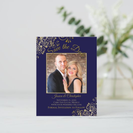 Lacy Gold op Navy Blue Bruiloft Bewaar de datum Fo Aankondigingskaart (Staand voorkant)