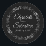 Lacy Silver Filigree Elegant Black Wedding Ronde Sticker<br><div class="desc">Deze elegante trouwtekst is voorzien van fancy bleke grijze scripttekst op een zwarte achtergrond met een lacy Silver Faux folie floral border. De tekst is volledig aanpasbaar en bevat de namen van het bruiloft en de trouwdatum. Ideaal als favoriete labels of envelopzegels!</div>