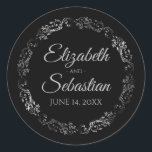 Lacy Silver Filigree Elegant Black Wedding Ronde Sticker<br><div class="desc">Deze elegante trouwtekst is voorzien van fancy bleke grijze scripttekst op een zwarte achtergrond met een lacy Silver Faux folie floral border. De tekst is volledig aanpasbaar en bevat de namen van het bruiloft en de trouwdatum. Ideaal als favoriete labels of envelopzegels!</div>