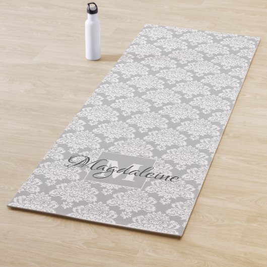 Lacy White Damask op grijs Monogram & Naam Yogamat (In situ)