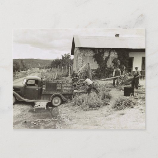 Lading a mower - 1940. briefkaart (Voorkant)