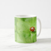 Lady Bug op Feverweeweel Leaf Koffiemok (Voorkant rechts)