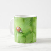 Lady Bug op Feverweeweel Leaf Koffiemok (Voorkant links)