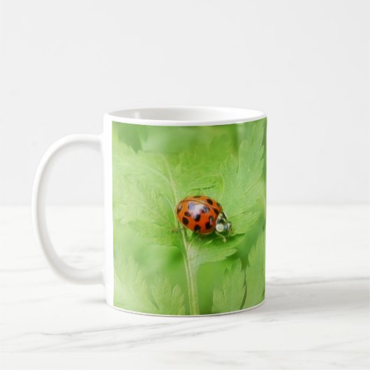 Lady Bug op Feverweeweel Leaf Koffiemok (Links)