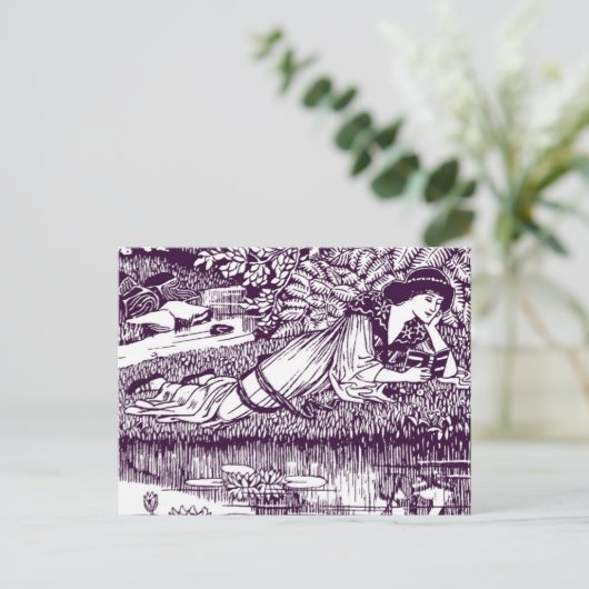 Lady die naast een vijver leest briefkaart (Staand voorkant)