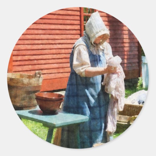 Lady Doing Laundry Ronde Sticker (Voorkant)
