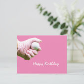 Lady golfer houdt golfbal met roze handschoen op r briefkaart (Staand voorkant)