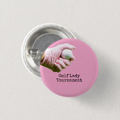 Lady golfer houdt golfbal op een roze achtergrond ronde button 3,2 cm (Voorkant /achterkant)