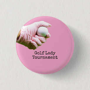 Lady golfer houdt golfbal op een roze achtergrond ronde button 3,2 cm