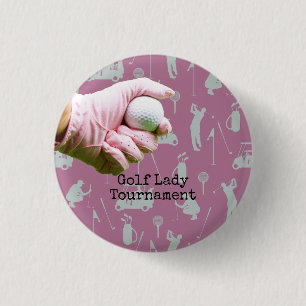 Lady golfer houdt golfbal op een roze achtergrond ronde button 3,2 cm