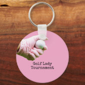 Lady golfer houdt golfbal op een roze achtergrond sleutelhanger (Voorkant)