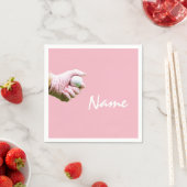 Lady golfer houdt golfbal op roze golf servet (Insitu)