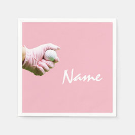 Lady golfer houdt golfbal op roze golf servet