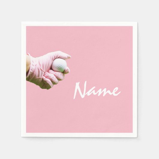 Lady golfer houdt golfbal op roze golf servet (Voorkant)