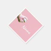 Lady golfer houdt golfbal op roze golf servet (Hoek)