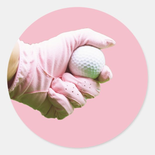 Lady golfer in roze handschoen houdt golfbal ronde sticker (Voorkant)