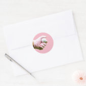 Lady golfer in roze handschoen houdt golfbal ronde sticker (Envelop)
