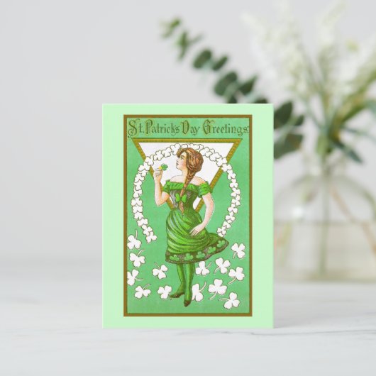 Lady Holding Shamrock  St Patricks Day Briefkaart (Staand voorkant)
