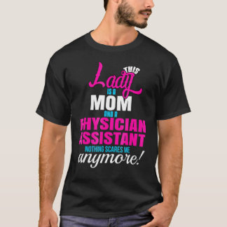 Lady is een moeder en een arts assistent beroep t-shirt