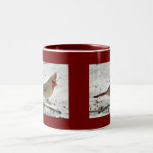 Lady Kardinaal in de sneeuwMok Tweekleurige Koffiemok (Center)