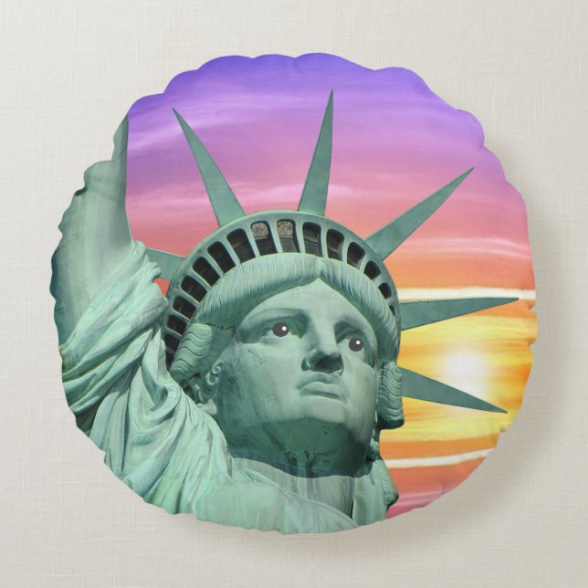 Lady Liberty en Sunrise Rond Kussen (Voorkant)