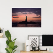 Lady Liberty in Sunset Poster (Thuiskantoor)