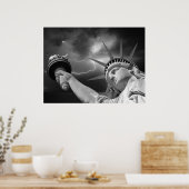 Lady Liberty onder de stormachtige skies Poster (Keuken)