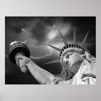 Lady Liberty onder de stormachtige skies Poster