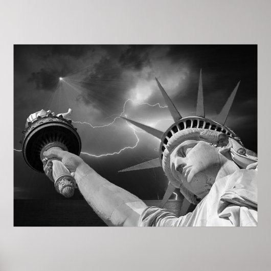Lady Liberty onder de stormachtige skies Poster (Voorkant)