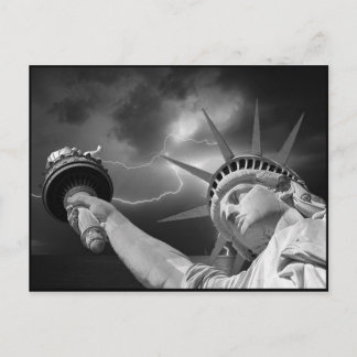 Lady Liberty onder een stormachtige hemel Briefkaart