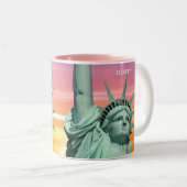 Lady Liberty op Pink Sky Tweekleurige Koffiemok (Voorkant rechts)