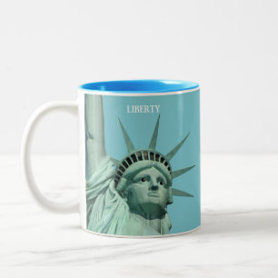 Lady Liberty op Sky Blue Tweekleurige Koffiemok