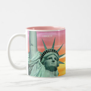 Lady Liberty tegen roze lucht Tweekleurige Koffiemok