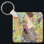 Lady met Fan van Gustav Klimt,  Japonisme Sleutelhanger<br><div class="desc">Lady with Fan (1918) van Gustav Klimt is een Victoriaans schilderij van het symboliek van het tijdperk van het symboliek in de kunst. Een mooie brunette vrouw met een oosterse fan. De gouden florale Japanse achtergrond zit vol met bloeiende exotische bloemen, pauw en andere vogels met uitgestrekte vleugels. Over de...</div>