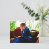 Lady reading briefkaart (Staand voorkant)