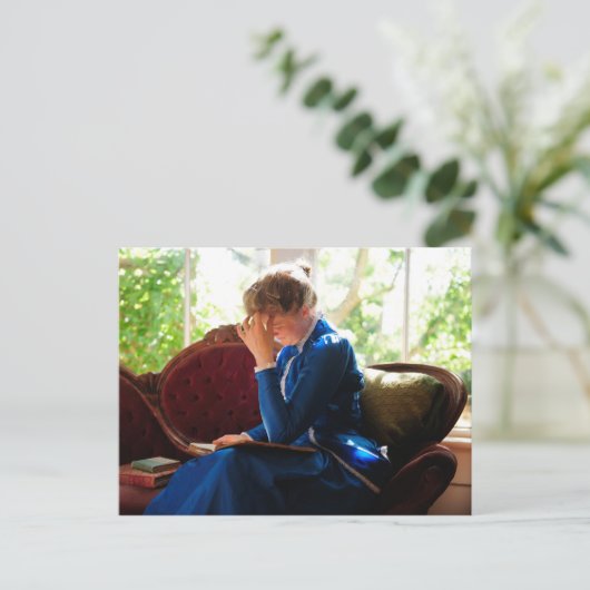 Lady reading briefkaart (Staand voorkant)