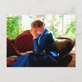 Lady reading briefkaart