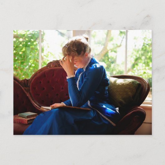 Lady reading briefkaart (Voorkant)