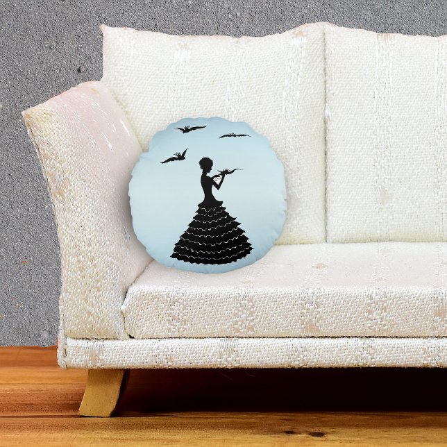  Lady Silhouette Love Letter Doves Rond Kussen (black silhouette lady in ruffled dress love letter black doves on light blue decorative pillow.)