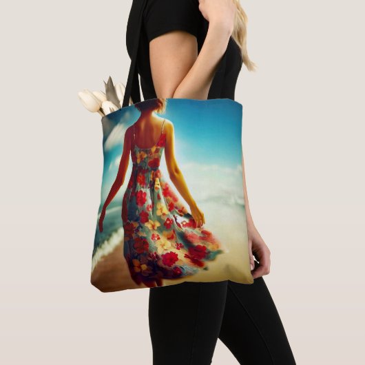 Lady Walking op het strand Tote Bag (Dichtbij)